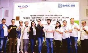  ?? BRI FOR JAWA POS ?? KOLABORASI: Direktur Konsumer Bank BRI Handayani (enam dari kiri) dan Founder-CEO BenihBaik.com Andy F Noya (lima dari kanan) dalam acara “BRI Poin Pohon Toleransi” di Kantor Pusat Bank BRI kemarin (15/01).