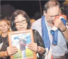  ?? ?? Los padres de Rodrigo Quintana, Fidelino Quintana y Felicia Arrúa de Quintana, con una foto de su hijo asesinado en el PLRA.