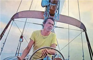  ?? | PHOTO : ARCHIVES VZW SAVE AKOY II ?? À la barre de ce bateau lourd et lent, Jacques Brel effectua un demi-tour du monde en équipage réduit.