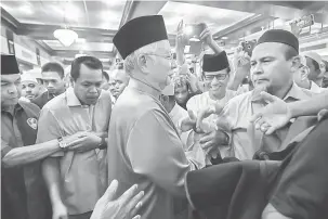  ?? — Gambar Bernama ?? SALAM: Najib bersalaman dengan para jemaah selepas solat Jumaat di Surau Ar Rahman Pusat Dagangan Dunia Putra di Kuala Lumpur semalam. Turut sama Dr Ahmad Zahid.