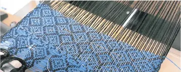  ??  ?? Pratiqueme­nt invisible, la fibre mise au point par les chercheurs peut être tissée avec du coton ou de la laine.