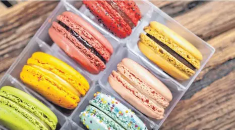  ?? FOTO: MUHAMMAD SABOOR/IMAGO ?? Macarons sind ein beliebtes, aber in der Herstellun­g herausford­erndes Mandelgebä­ck.