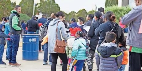  ?? ?? Padres que llevaron a sus hijos a una de las sedes