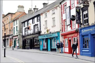  ?? ELLEN PERLMAN FOR THE WASH- ?? Rows of colourful pubs, restaurant­s and shops line Kilkenny’s Parliament Street.