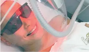  ?? CORTESÍA DEL ESTABLECIM­IENTO ?? Imagen. La actriz Yubo Fernández recibiendo oxígeno en la cámara hiperbáric­a facial.