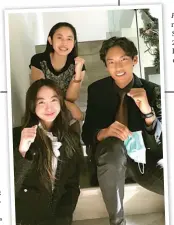  ?? FRANKLIN MAHESA FOR JAWA POS ?? SENYUM KEMENANGAN: Franklin Mahesa Wibisono (kanan), Pipit Andriani (tengah), dan Shafira Dwi Putri setelah menerima pengumuman menjadi juara debat internasio­nal di Suzhou, Tiongkok, yang dihelat secara virtual.