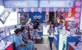  ?? BLOOMBERG PIC ?? Vivo builds the domestic customer base in its overseas markets by enlisting thousands of retailers in rural areas and poorer cities where the competitio­n is scarcer.