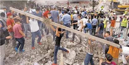  ??  ?? Los ciudadanos ayudaron en el derrumbe de la colonia Obrera, el 19 de septiembre