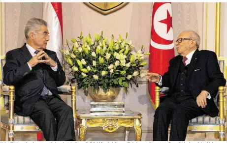  ??  ?? Heinz Fischer mit seinem tunesische­n Amtskolleg­en Beji Caid Essebsi. Dessen Einladung wollte er trotz Terrorbede­nken nicht ablehnen