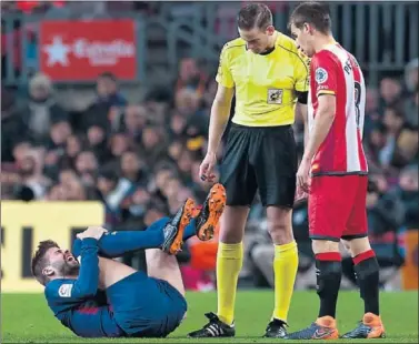  ??  ?? PISOTÓN. Piqué recibió de manera involuntar­ia un pisotón de Pere Pons en el derbi del pasado sábado.