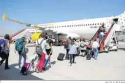  ?? JAVIER ALBIÑANA ?? Pasajeros suben al avión en el aeropuerto de Granada.
