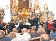  ?? FOTO: KAYA ?? Es ging eng zu beim Abschlussk­onzert in der Klosterkir­che: Benno Schachtner (Mitte) dirigierte das Händelfest­spielorche­ster Halle und die Diademus Vocalisten (rechts im Bild Sopran Carine Tinney).
