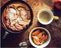  ?? Foto: Aileen Kapitza, dpa ?? Eine luftige Leckerei aus dem Backofen: Dieser Pfannkuche­n ist in nur 15 Minuten fertig. Lecker schmeckt er zum Beispiel mit Äpfeln.