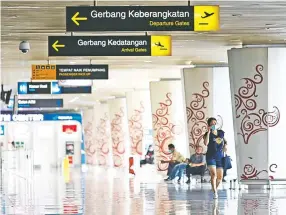  ?? PUGUH SUJIATMIKO/JAWA POS ?? LENGANG: Koridor terminal internasio­nal Bandara Juanda sepi pada hari pertama 2021 kemarin (1/1).