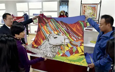  ??  ?? Locally produced scarves featuring the Danxia landform pattern are part of the campaign to disseminat­e Zhangye culture through clothing and accessorie­s.