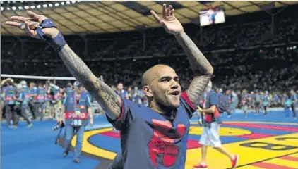  ?? FOTO: PEP MORATA ?? Dani Alves celebró por todo lo alto el triunfo en Berlín tras imponerse a la Juventus y certificar el triplete para el FC Barcelona