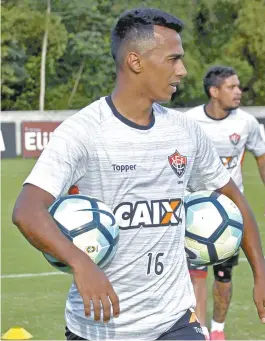  ??  ?? Com dores na coxa, lateral Juninho é dúvida para o jogo de amanhã