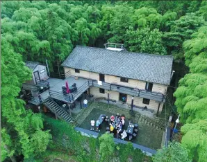  ?? A YUAN / FOR CHINA DAILY ?? Guests at the Prodigy Outdoor Base, a hostel in Moganshan of Zhejiang province.