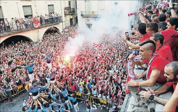  ?? PERE DURAN / NORD MEDIA ?? Tras recorrer la ciudad en una rúa festiva, los jugadores llegaron a la plaza del Vi, donde hablaron a la afición desde el balcón del Ayuntamien­to