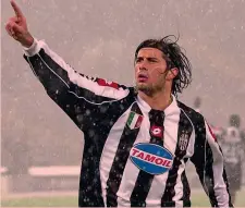  ?? AP ?? Uomo Champions Alessio Tacchinard­i, 46 anni, qui in campo con la Juve nel 2002: nel suo palmares 5 scudetti, la Champions e l’Interconti­nentale