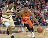  ?? TIMOTHY D. EASLEY — THE ASSOCIATED PRESS ?? Syracuse’s John Gillon, right, attempts to drive past the defense of Louisville’s Quentin Snider, left, during the first half of an NCAA college basketball game, Feb. 26 in Louisville, Ky.