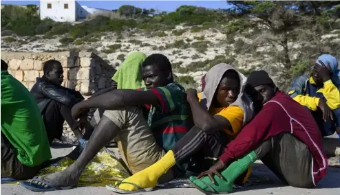  ?? ?? Des migrants arrivés sur l'île italienne de Lampedusa