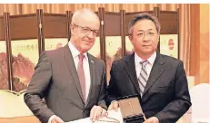  ?? FOTO STADT MG ?? Mönchengla­dbachs Oberbürger­meister Hans Wilhelm Reiners mit seinem Amtskolleg­en Hao Wang aus der chinesisch­en Stadt Suqian.