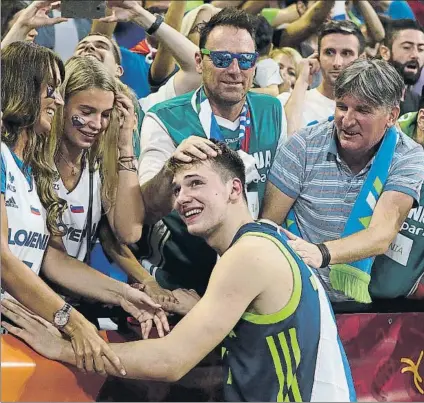  ?? FOTO: AP ?? Luka con su familia, tras ganar el Eurobasket. El talento esloveno ha vivido una temporada repleta de éxitos y títulos