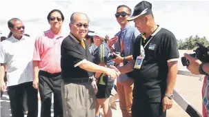  ??  ?? APA KHABAR?: Uggah bersalaman dengan orang ramai sebaik tiba pada majlis itu sambil diiringi Harden (dua kiri), Jonathan (kiri) di Sri Aman semalam.