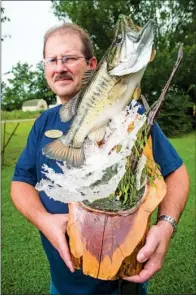  ?? RUSTY HUBBARD/RIVER VALLEY & OZARK EDITION ?? Rodney Harper of Damascus won a national championsh­ip in taxidermy with this mount.