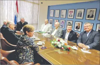  ??  ?? Los senadores Desirée Masi, Miguel López Perito, Miguel Abdón Saguier y Fernando Lugo con los ingenieros Germán Escauriza, Horacio Feliciange­li, Axel Benítez y Orlando Valdés.