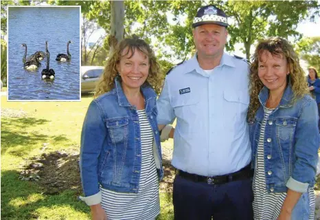  ?? PHOTO: CONTRIBUTE­D ?? NEW RESIDENTS: Yelarbon police Senior Constable Steve Chapman with Twinnies Pelican and Seabird Rescue celebrity identities Paula and Bridgette Powers release five black swans (inset) into the town’s lagoon.