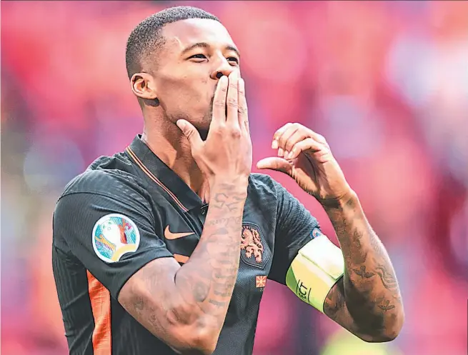  ??  ?? Figura. Con dos goles, Georginio Wijnaldum fue la pieza clave para los holandeses.