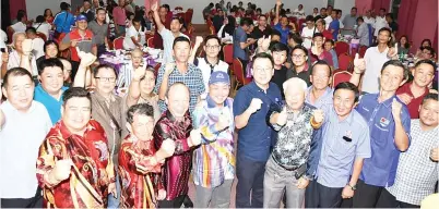  ??  ?? HAJIJI (tengah, bertopi) bersama pemimpin masyarakat Tionghua Tuaran dalam majlis ramah mesra.