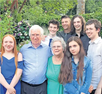  ?? ?? Much loved Andy Mount, who has died aged 82, photograph­ed with wife and grandchild­ren