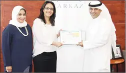  ??  ?? Alrazi Y. Albudaiwi, AVP, Markaz receiving a certificat­e from Kuwait Red Crescent Society representa­tives, Ms Lama F. Al-Othman and Ms Shaymaa Al-Shatti.