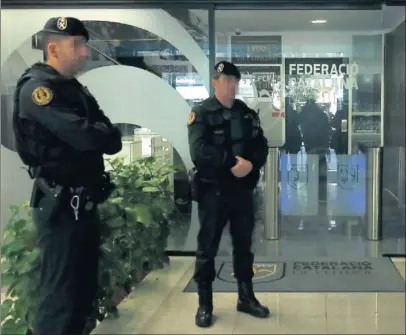  ??  ?? UCO. La Guardia Civil, ayer en la sede de la Territoria­l Catalana, en la calle Sicilia de Barcelona.