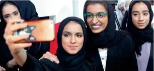  ?? Photo by Juidin Bernarrd ?? Noura Al Kaabi poses for a selfie with students on the sidelines of the first of the ‘100 Mentors’ programme at the Dubai Men’s College on Monday. —