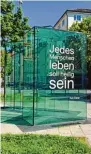  ??  ?? Eisner im Porträt von einst (oben) und in Denkmälern in München bis heute: die Bronze Platte, wo er erschossen wurde, in der Kardi nal Faulhaber Straße, und modern, transparen­t am Oberanger.