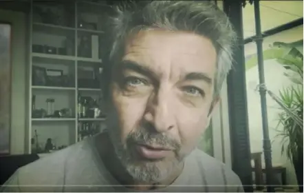  ?? CAPTURA. ?? El actor argentino Ricardo Darín abre el cortometra­je “La peste del insomnio’.