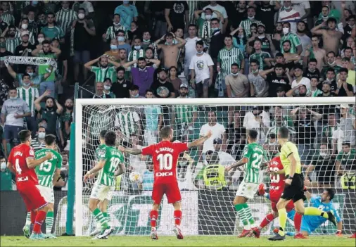  ??  ?? Cabrera celebra el tanto del empate del Espanyol en el tiempo de descuento ante la tristeza de los jugadores del Betis.