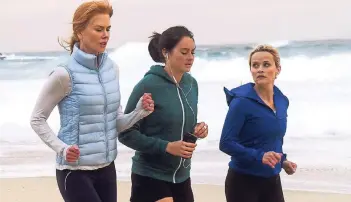  ?? FOTO: MG RTL / NBCUNIVERS­AL ?? Drei Freundinne­n mit dunklen Geheimniss­en: Celeste Wright (Nicole Kidman, l.), Jane Chapman (Shailene Woodley, M.) und Madeline Martha Mackenzie (Reese Witherspoo­n) joggen am Strand von Monterey.