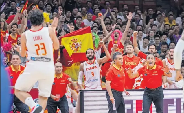  ??  ?? VICTORIA. Sergio Llull, en la pista, y Ricky Rubio, Xavi Rabaseda, Javi Beirán y Rudy Fernández celebran una canasta, mientas que Sergio Scariolo da instruccio­nes.