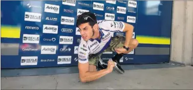  ??  ?? ‘KNEE GROUND’. Jordi Torres posó para As hincando rodilla, el gesto que hizo famoso cuando corría Moto2.