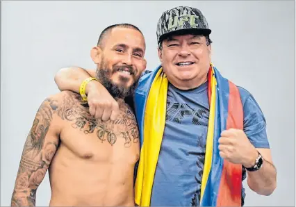  ?? CORTESÍA ?? Apoyo. Marlon Vera Mendoza (d) acompañó a su hijo en 10 de las 22 veces que se subió al octágono de la UFC.