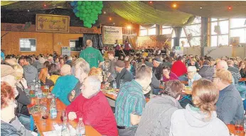  ?? FOTOS ( 2): HORST HOLLANDT ?? Hunderte von Besuchern waren zum 26. Weinfest nach Liptingen gekommen. Selbst Gäste aus der Schweiz waren darunter in der vollbesetz­ten Zimmereiha­lle Bambusch.