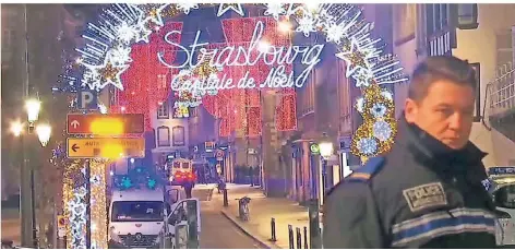  ?? FOTO. DPA ?? Polizisten und Rettungskr­äfte sind am Dienstagab­end am Rande des Straßburge­r Weihnachts­marktes im Einsatz.