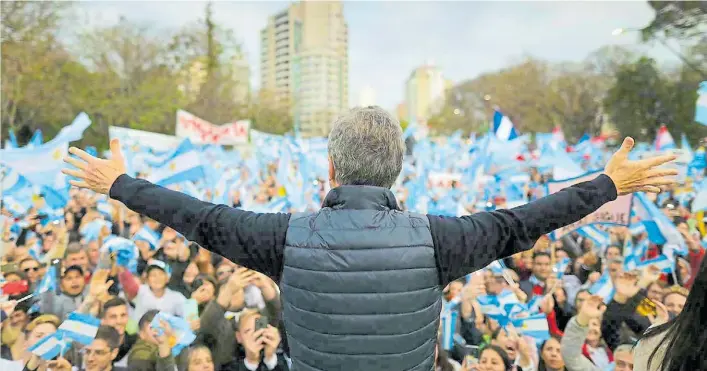  ?? JUNTOS POR EL CAMBIO ?? Saludo. Macri, ayer, en la ciudad de Paraná en la marcha del “Sí, se puede”. En su discurso dijo: “El 27 de octubre le vamos a decir al mundo que no volvemos atrás”.