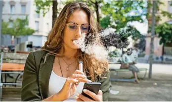  ?? 20min/celia Nogler ?? eine neue studie zeigt: e-zigaretten sind genauso gefährlich wie normale Zigaretten.