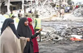  ?? AP FOTO ?? GRIEF. Somali women react at the scene of Saturday’s blast in Mogadishu.